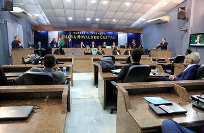 Sessão da Câmara marca retorno de líder do governo e definição sobre posse de suplente