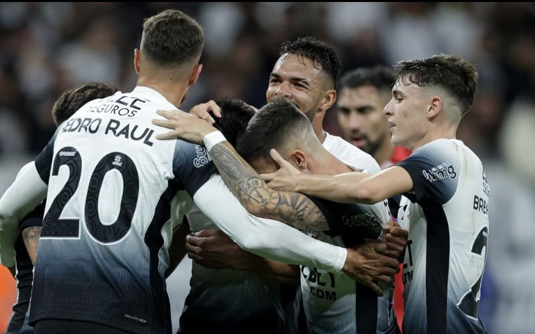 Corinthians se vale de erros do frágil Argentinos Juniors, goleia e ganha moral