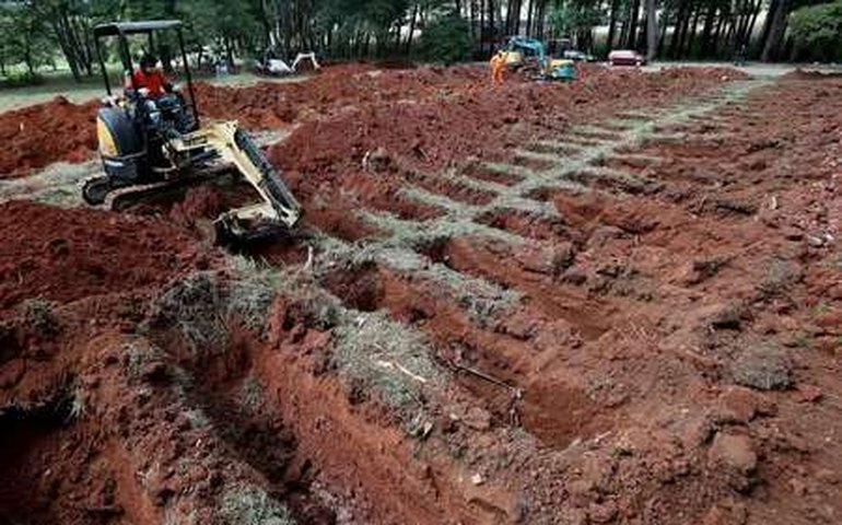 Plano funerário emergencial de SP com crise da covid prevê abrir 13 mil covas
