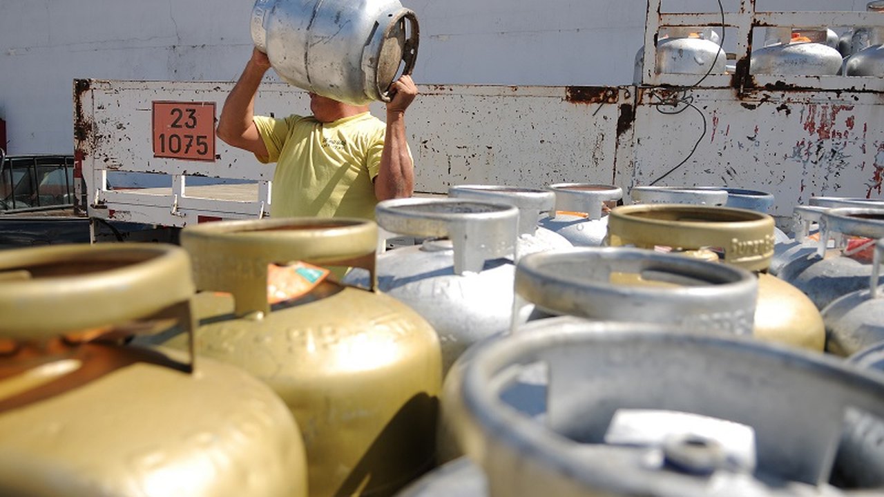 Preço médio do gás de cozinha ultrapassa R$ 100; gasolina sobe 3,3% nos postos