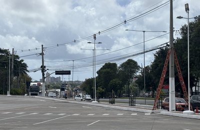 Prefeitura de Maceió já retirou mais de 44 toneladas de cabos irregulares na Avenida Durval de Góes Monteiro