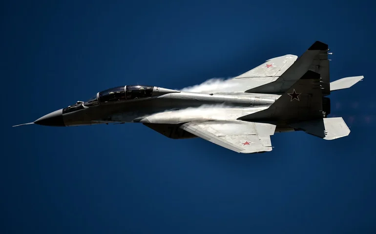 Comandante da Força Aérea indiana pilota caça MiG-29 em inspeção