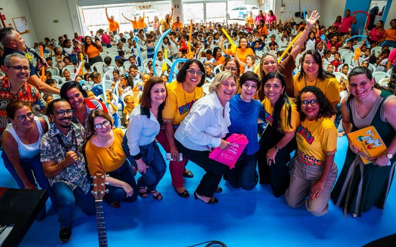 Leitura e música marcam encontro de crianças do Gigantinhos Antares com Fernanda Takai