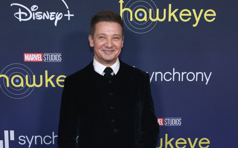 Jeremy Renner recebe alta após grave acidente com limpa-neve nos EUA