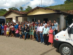 Pr. Edvaldo Maurício e equipe na frente da casa alugada para funcionar o primeiro templo da Assembleia de Deus no povoado Oitizeiro. / Foto: prdario