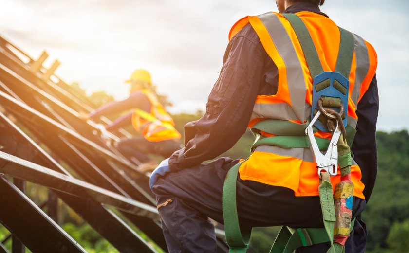 Empregado de trabalho em altura sem EPIs deve ser indenizado