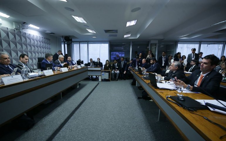 Dino autoriza silêncio de presidente de sindicato na CPMI do INSS