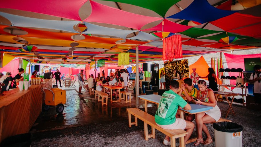 Engemat reúne convidados em espaço VIP nas prévias carnavalescas de Maceió