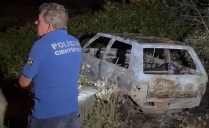 Carro carbonizado foi encontrado às margens da AL-101 Sul, em Marechal Deodoro