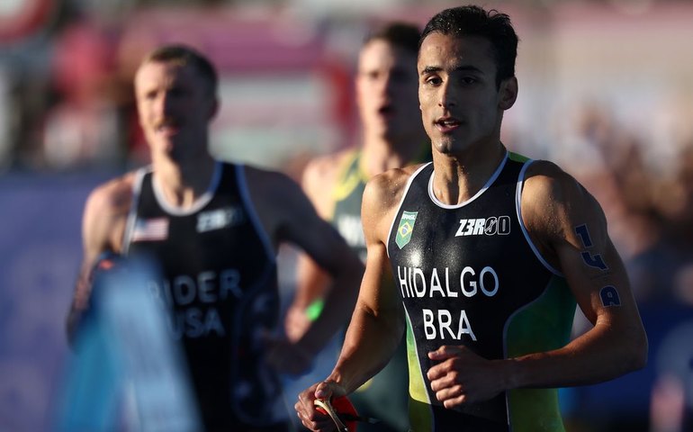 Brasil termina em 8º lugar no revezamento misto do triatlo em Paris