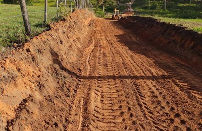 Prefeito Celino Rocha acompanha serviços de piçarramento no acesso ao Sítio do Meio  
