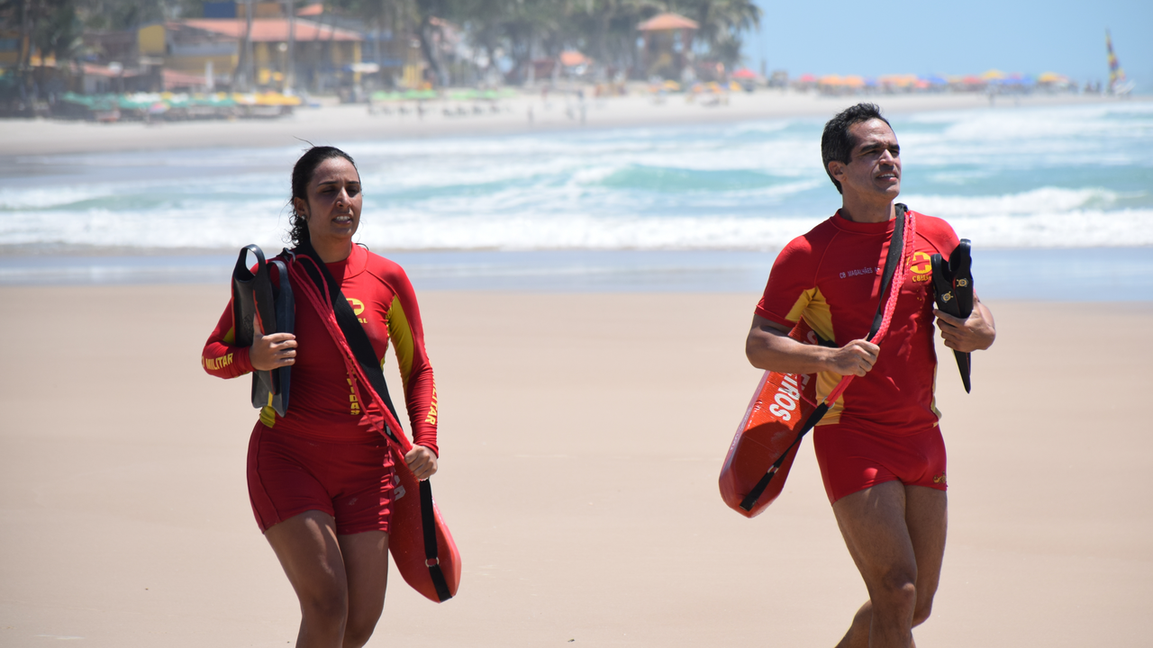 Guarda-vidas salvam dois adolescentes de afogamento na Praia do Francês
