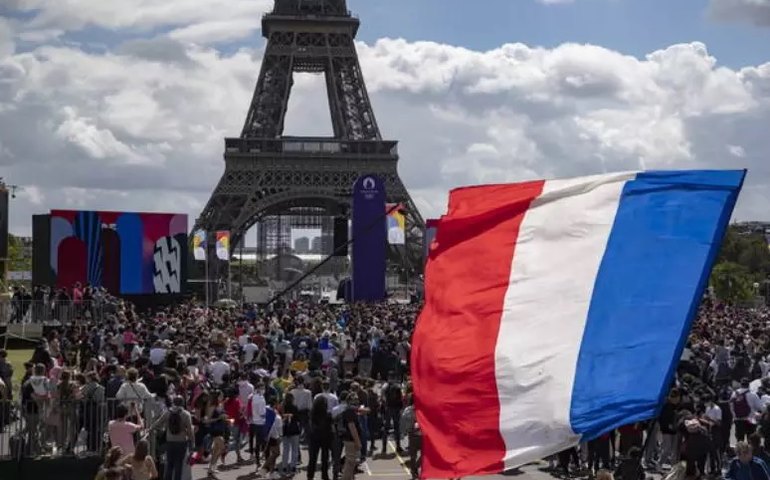 França ensaia cerimônia de abertura de Paris-2024 e segurança com 39 barcos no rio Sena