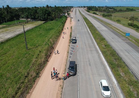 Acidente deixa uma pessoa morta e outras quatro ficam feridas na BR-101