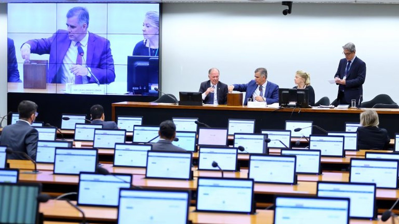 Conselho de Ética pode votar cinco processos por quebra de decoro nesta terça