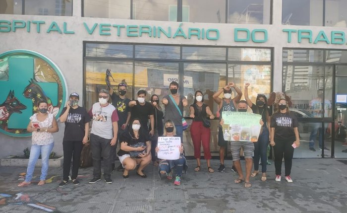 Tutores realizaram protesto na frente do Hospital Veterinário do Trabalhador