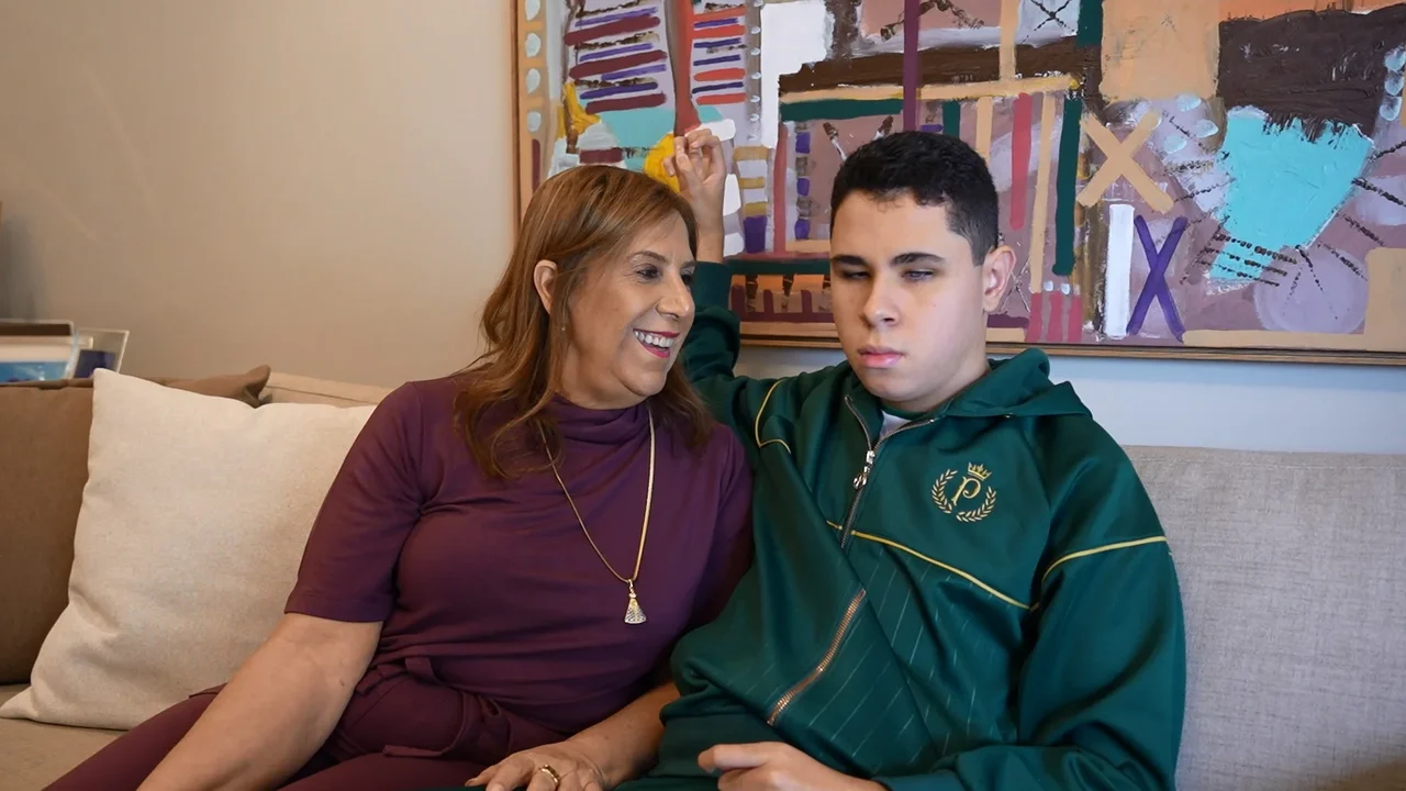 Mãe conta sua trajetória de amor e inclusão do filho no Retratos Femininos