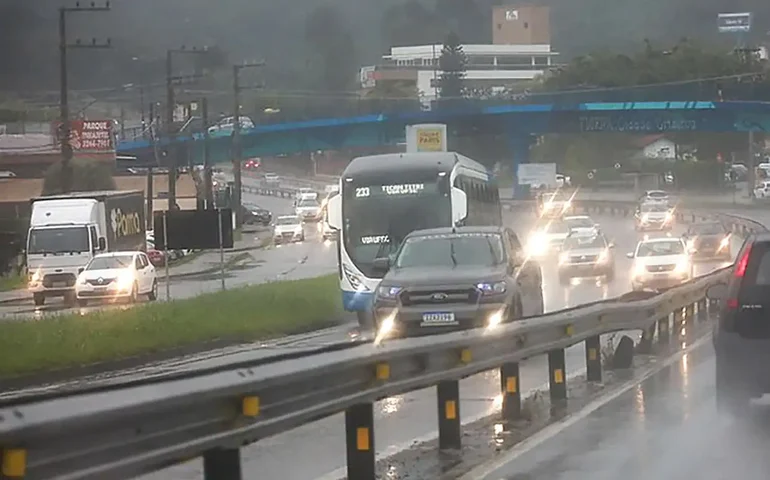 Frente fria: SP tem alerta para chuvas intensas e ventos de até 100 km/h