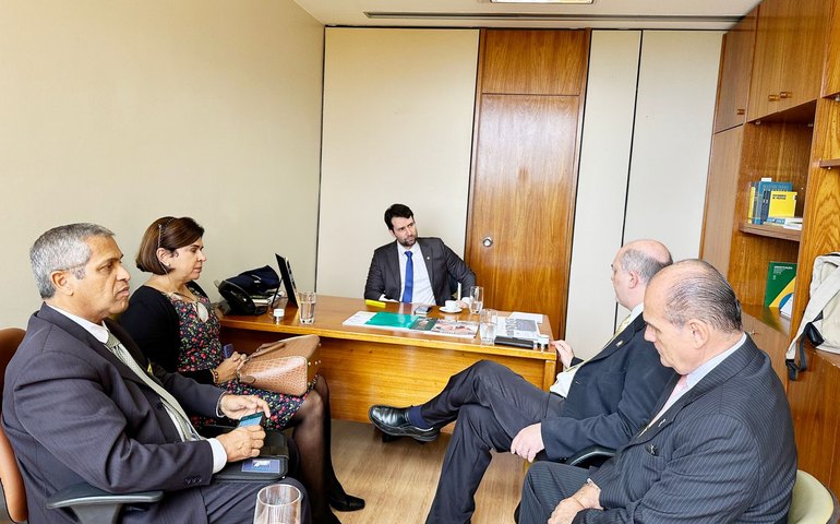 Daniel Barbosa debate universalização do acesso ao transporte de estudantes, durante encontro com reitor da Ufal