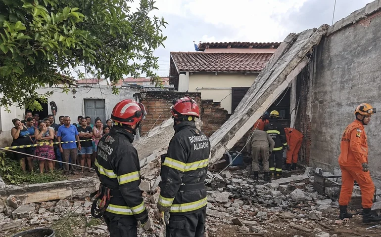 Queda de pilastra deixa duas crianças mortas no bairro do Prado, em Maceió