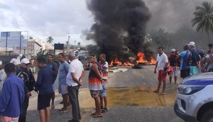 Manifestantes bloqueiam trecho da SE-100 com pneus incendiados em Itaporanga D'Ajuda / Foto: Foto: BPRv/SE