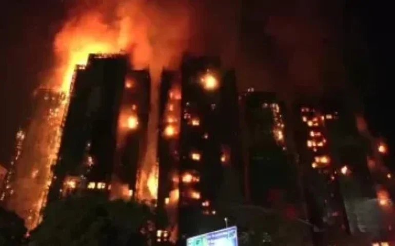 Comparecimento em eleição de Hong Kong cresce, apesar de polêmica sobre incêndio