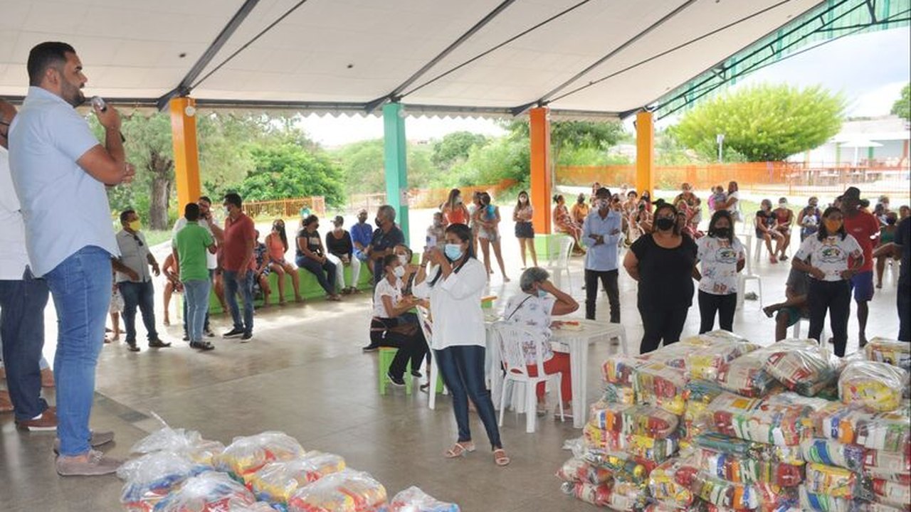 Prefeitura de Piranhas entrega cestas básicas e vale gás para famílias em situação de vulnerabilidade social