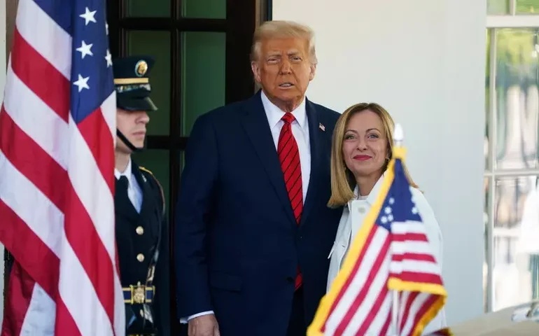 Meloni e Trump discutem fornecimento de armas e apoio à Ucrânia
