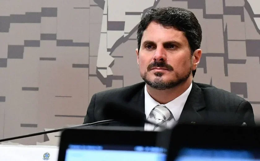 Senador Marcos do Val desembarca dos EUA e vai usar tornozeleira eletrônica por ordem de Moraes