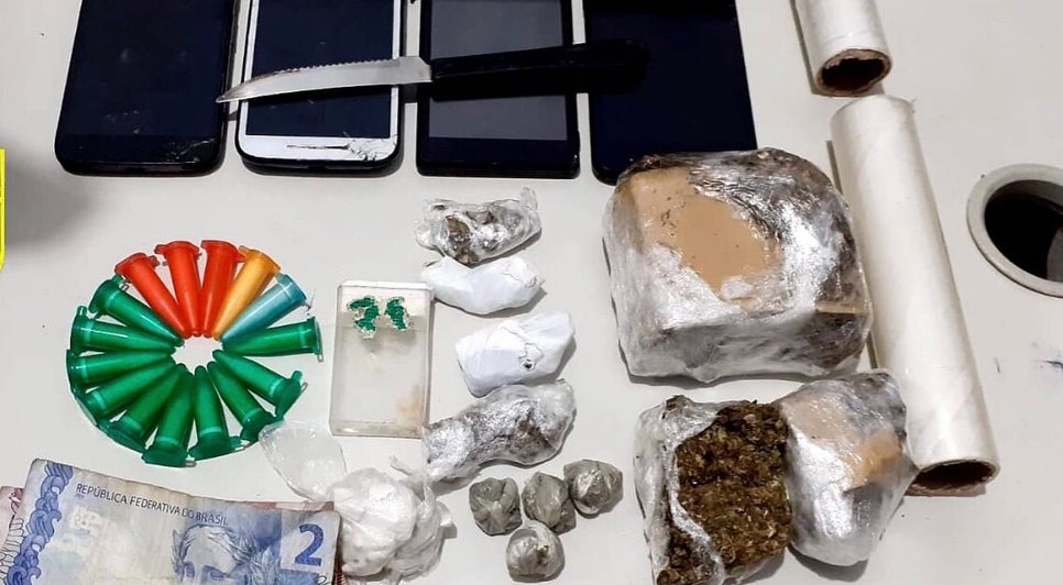 Material apreendido com a jovem inclui drogas e material que seria utilizado no tráfico de drogas. / Foto: Foto: Polícia Militar de Sergipe