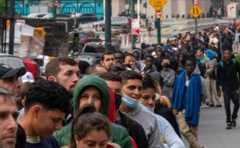 Carros autônomos são incendiados por manifestantes em Los Angeles em razão das câmeras