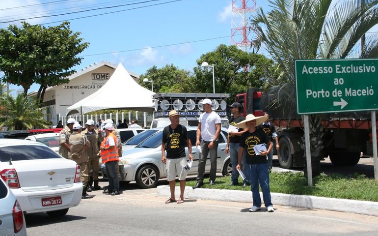 Policiais civis realizam ato público no Porto de Maceió para cobrar reivindicações
