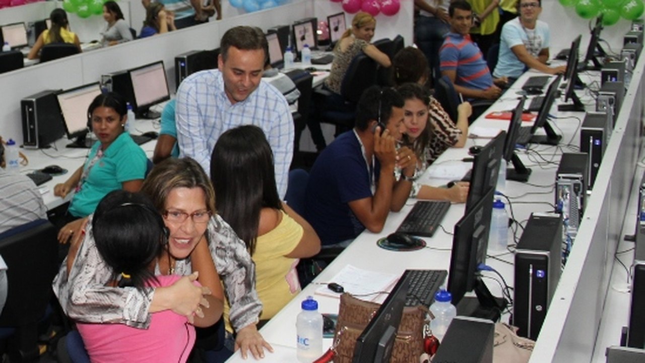 Arapiraca: Prefeita e vereadores visitam instalações do call center