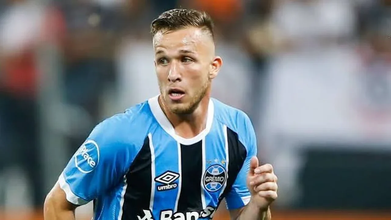 Santos oficializa a contratação do meio-campista Arthur até o final de 2026: 'Sonho realizado'