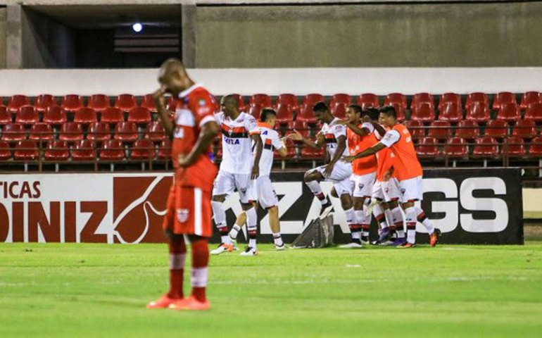 Atlético Goianiense vira sobre o CRB no Rei Pelé: 2 a 1