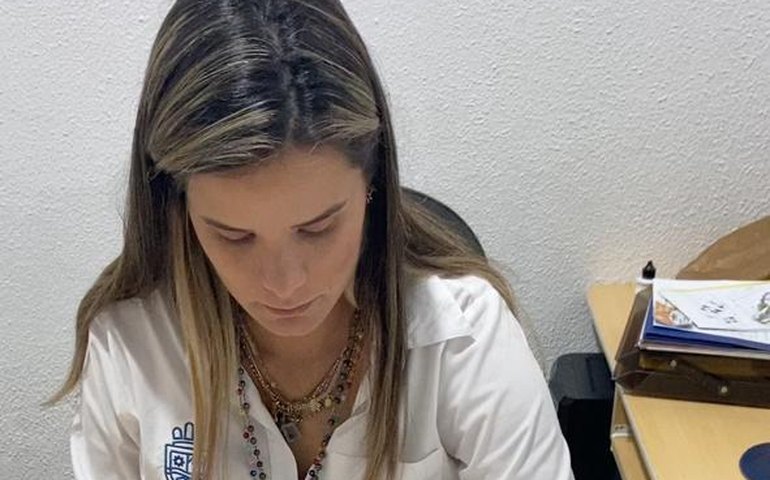 Prefeita de Atalaia Ceci Rocha abre mão do próprio salário