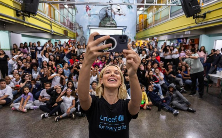 Millie Bobby Brown visita escola de SP em ação do Unicef