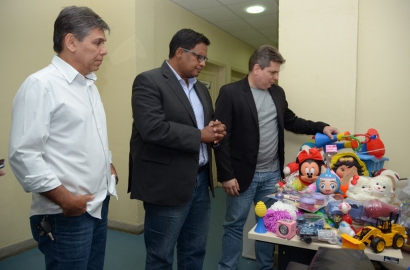 Servidores penitenciários doam brinquedos para crianças do IML