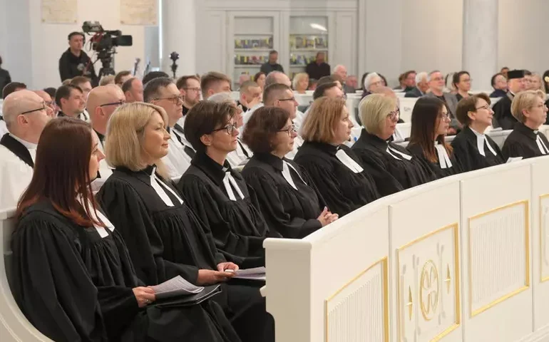 Comissão do Vaticano exclui ordenar mulheres diaconisas