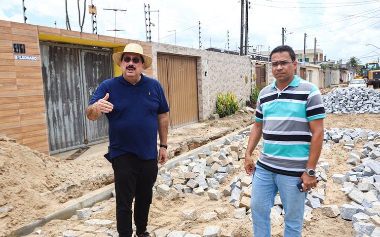 Prefeito de Rio Largo, Gilberto Gonçalves fiscaliza obras de drenagem e pavimentação do Conjunto Asa dos Ventos
