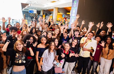 Marina JHC participa de sessão de cinema com estudantes do Maceió Abraça o Mundo