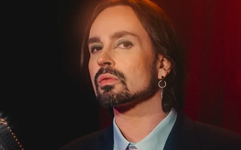 Johnny Hooker lança álbum 'Viver e Morrer de Amor na América Latina' e celebra renascimento após susto de saúde