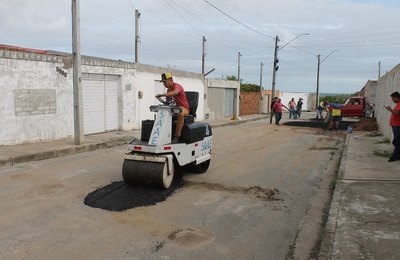 Prefeitura de Penedo realiza operação tapa-buracos no Conjunto Vale do São Francisco