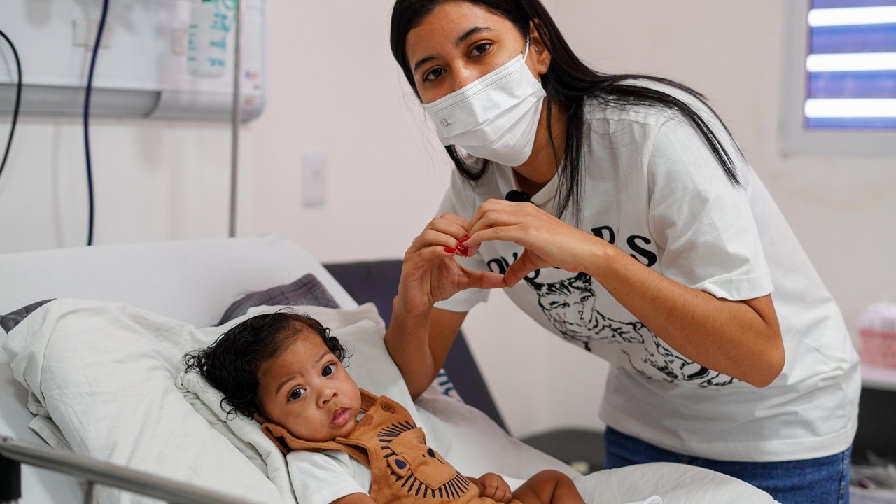 Após três meses de internação, bebê de 7 meses recebe alta do Hospital da Criança de Alagoas