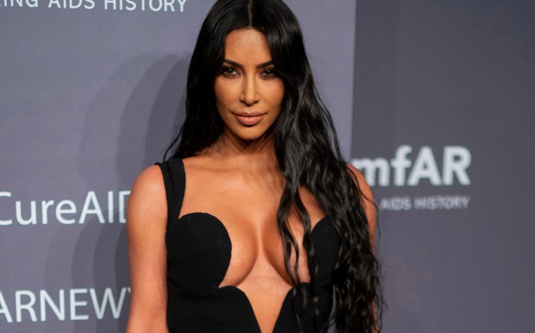 Após críticas sobre sua pele, Kim Kardashian explica: ‘é psoríase’