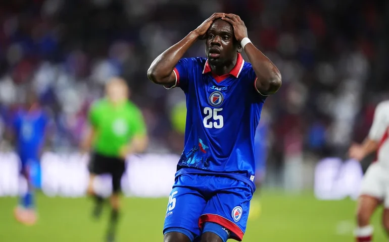 Camisa da seleção haitiana para a Copa do Mundo foi considerada excessivamente política, ecoando as críticas recebidas pelo uniforme olímpico de inverno