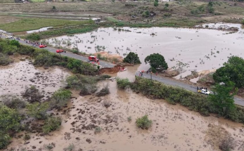 Duas pessoas morrem após parte de rodovia ceder no interior de Sergipe