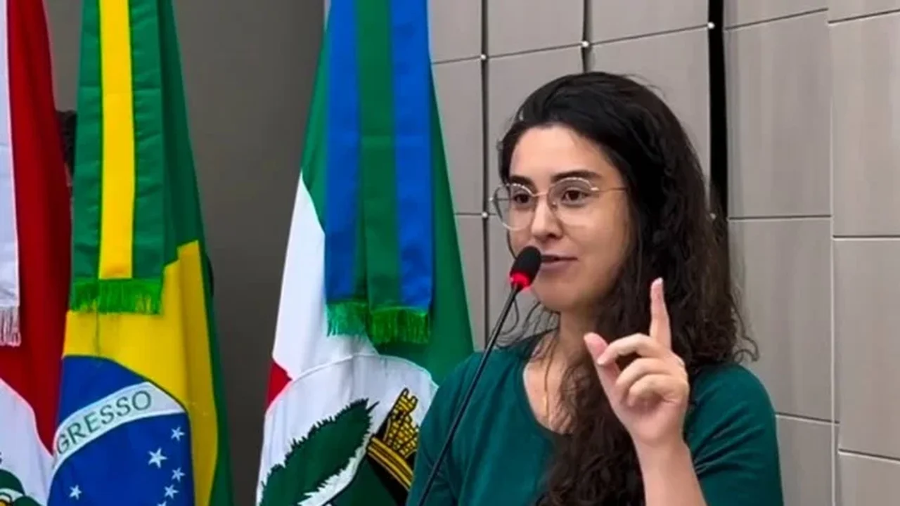 Teca Nelma ironiza título a Flávio Bolsonaro e sugere que JHC o homenageie como “cidadão Master”
