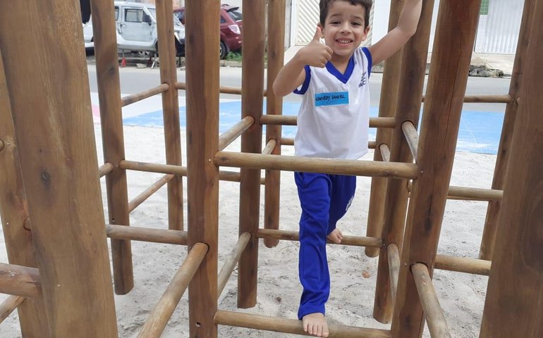 Alunos da Escola Municipal Zilka de Oliveira curtem atividade de lazer na Praça Eurico Mendonça Fernandes