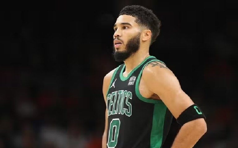 Tatum lidera e Celtics batem Cavaliers; Durant estreia com vitória nos Suns